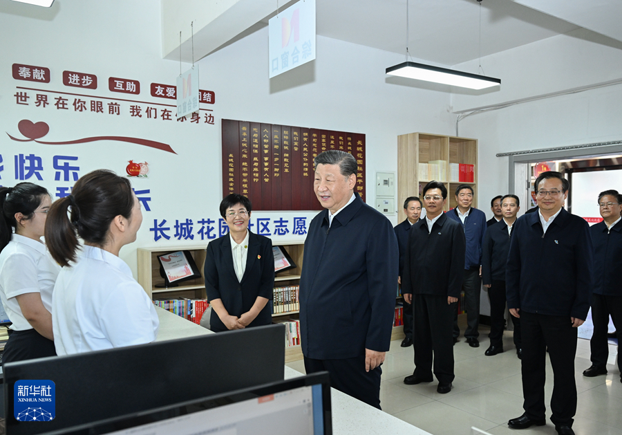 2024年6月19日下午，習(xí)近平在寧夏銀川市金鳳區(qū)長(zhǎng)城花園社區(qū)黨群服務(wù)中心便民服務(wù)廳了解社區(qū)開(kāi)展便民惠民服務(wù)等情況。新華社記者 謝環(huán)馳 攝
