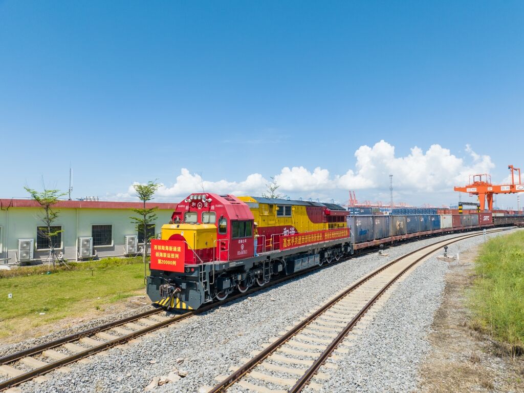 01 陸海新通道第20000列班車。陸海新通道運(yùn)營(yíng)公司供圖