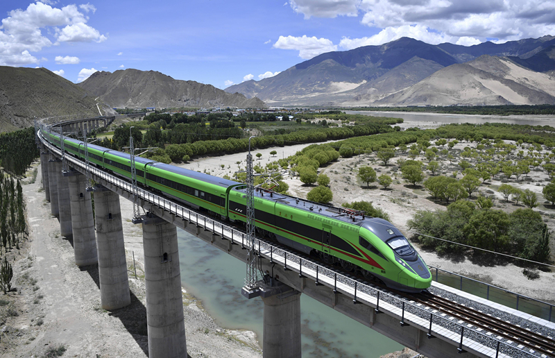 2022年6月22日，復興號列車行駛在西藏山南境內。