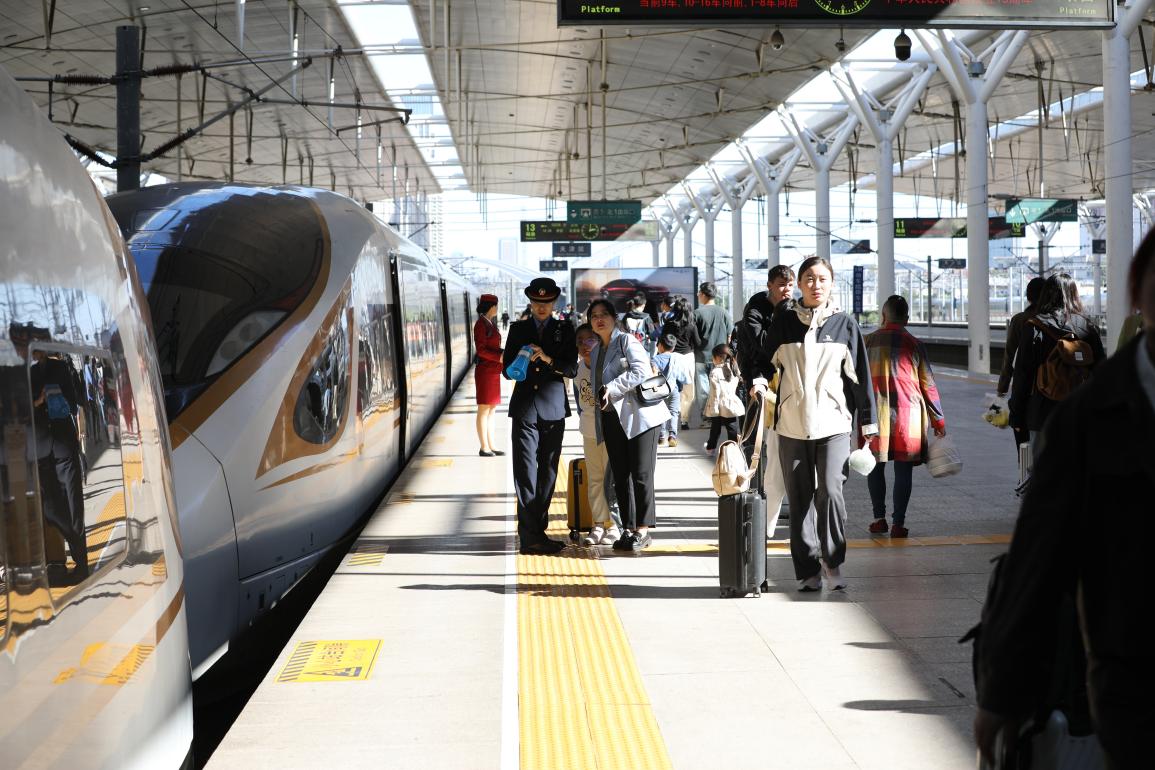 旅客在站臺準(zhǔn)備乘車。受訪方供圖