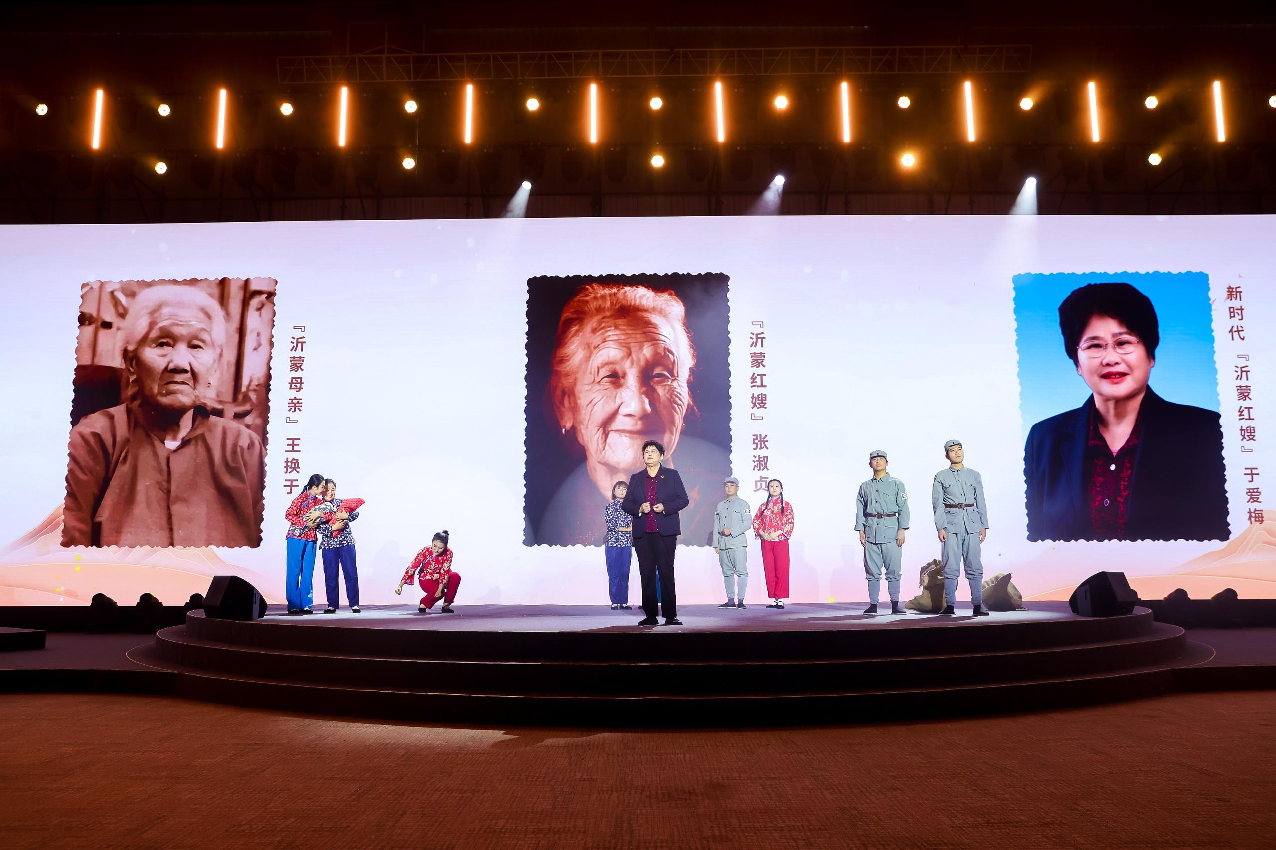 “何以中國(guó)·弦歌不輟”網(wǎng)絡(luò)主題活動(dòng)現(xiàn)場(chǎng)，于愛(ài)梅講述“沂蒙紅嫂”的故事。人民視頻供圖。
