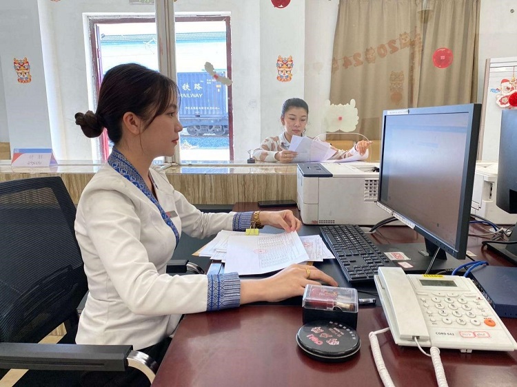 春節(jié)期間，中老鐵路員工堅(jiān)守崗位，保障鐵路運(yùn)行安全、暢通。李加勇攝