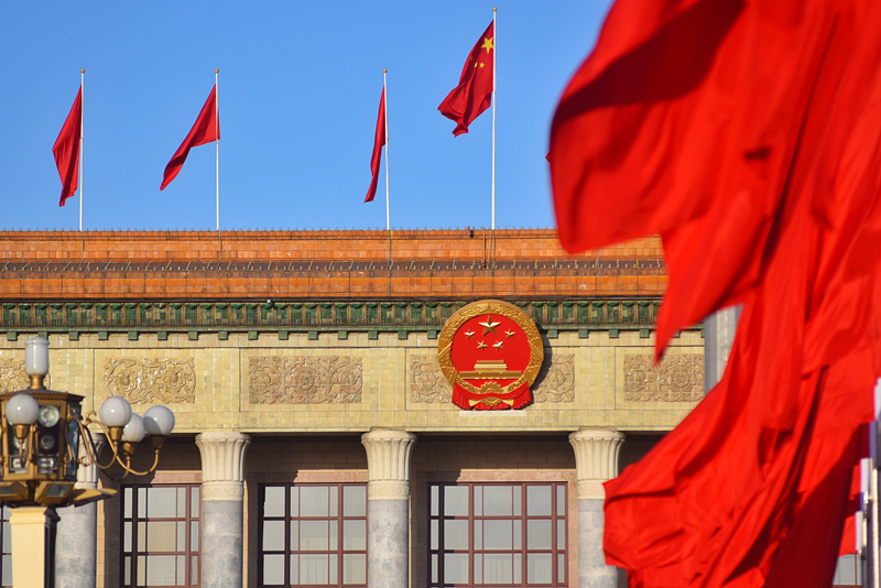 2024年3月8日，北京上空現(xiàn)“兩會藍”，人民大會堂前紅旗飄揚。