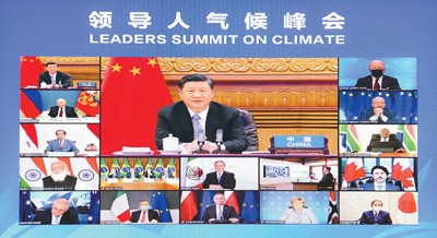 2021年4月22日晚，應(yīng)美國(guó)總統(tǒng)拜登邀請(qǐng)，國(guó)家主席習(xí)近平在北京以視頻方式出席領(lǐng)導(dǎo)人氣候峰會(huì)，并發(fā)表題為《共同構(gòu)建人與自然生命共同體》的重要講話。新華社記者 李 響攝
