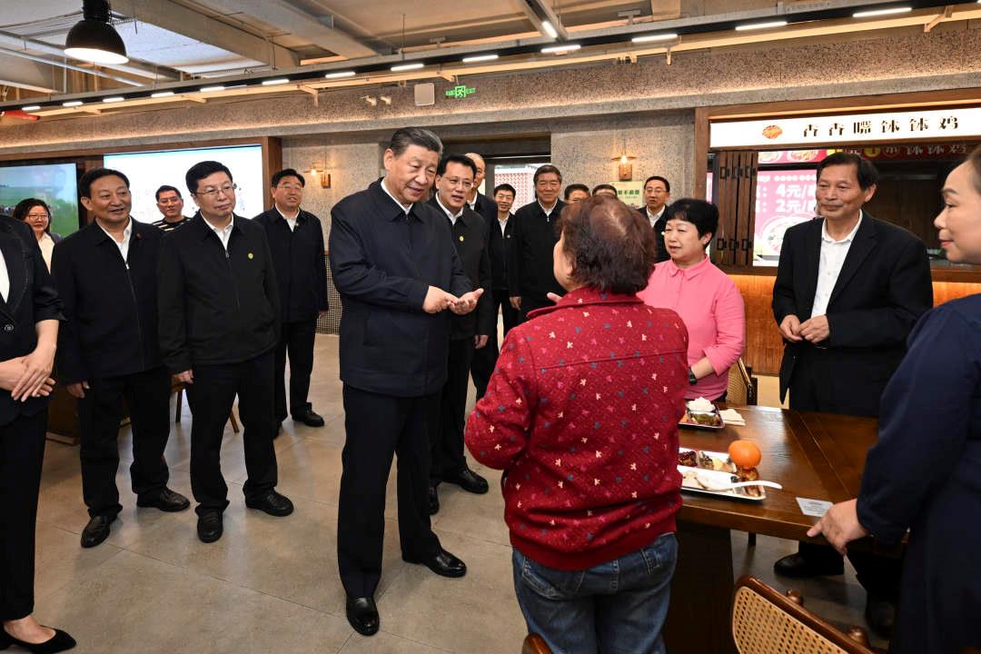 △2024年4月22日，習(xí)近平總書記來到重慶九龍坡區(qū)謝家灣街道民主村社區(qū)考察。