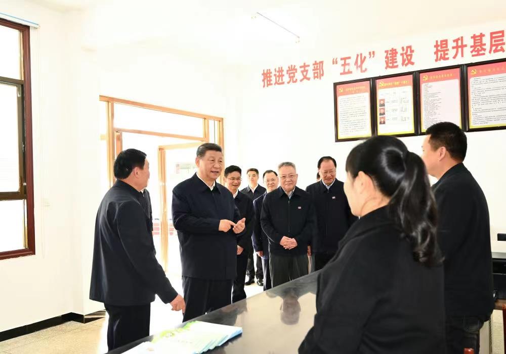 △2024年3月19日，習(xí)近平總書記在湖南常德市鼎城區(qū)謝家鋪鎮(zhèn)港中坪村黨群服務(wù)中心了解當?shù)貫榛鶎訙p負、提升基層治理效能等情況。