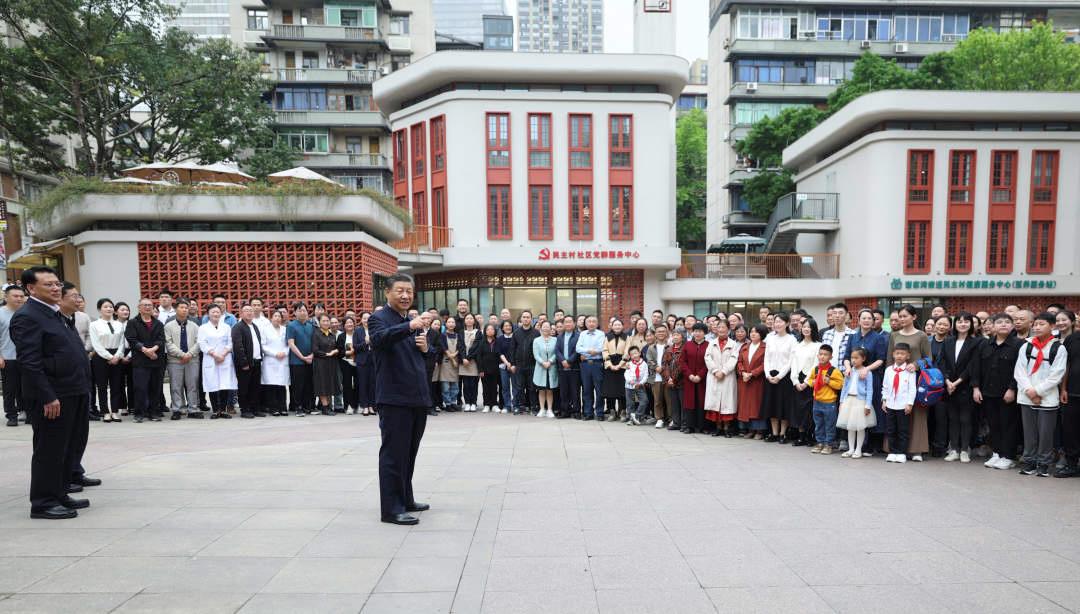△2024年4月22日，習(xí)近平總書記來到重慶九龍坡區(qū)謝家灣街道民主村社區(qū)考察。