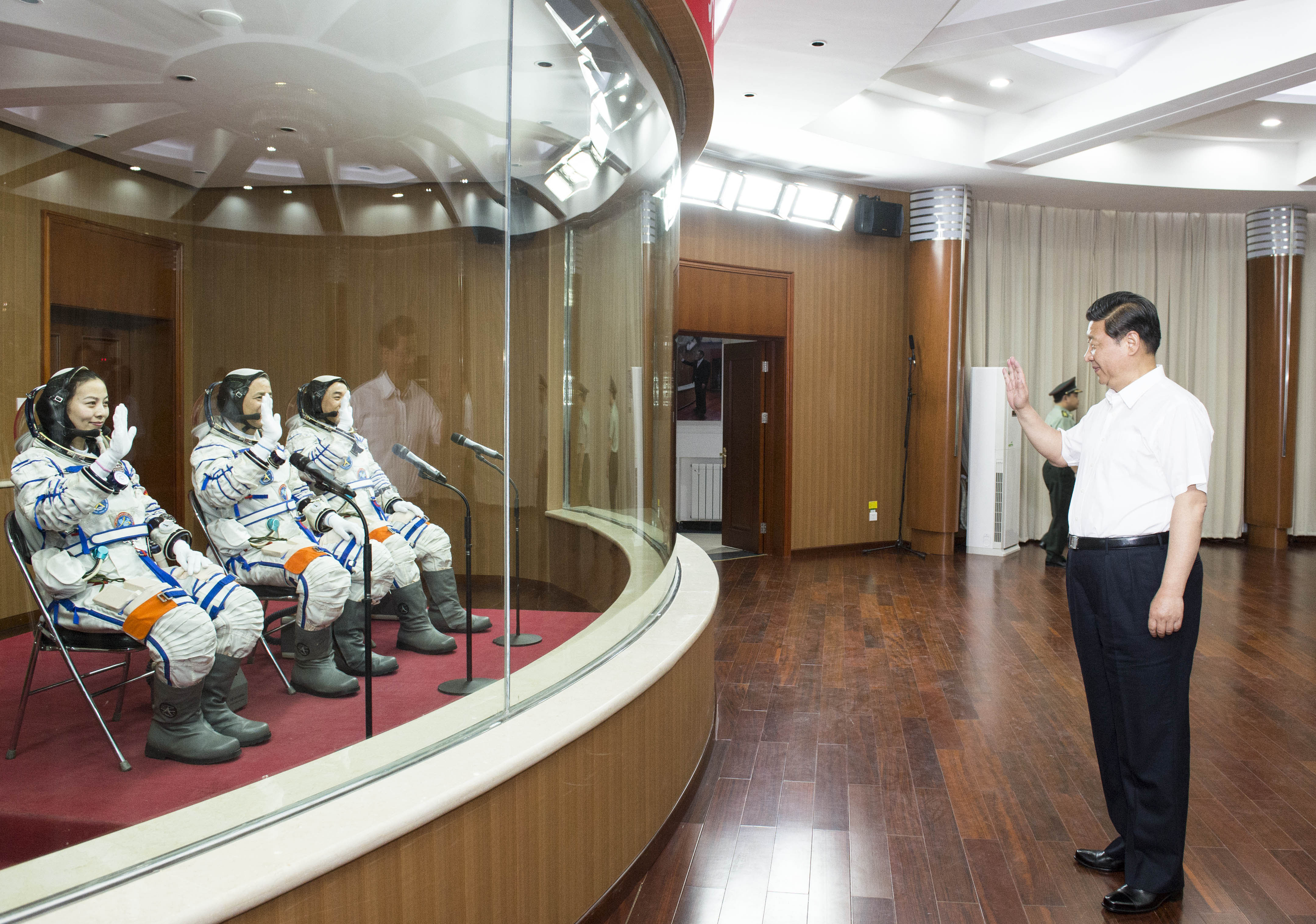 2013年6月11日，習(xí)近平總書記在酒泉衛(wèi)星發(fā)射中心觀看神舟十號(hào)載人飛船發(fā)射。這是習(xí)近平向即將出征的航天員聶海勝、張曉光、王亞平揮手致意。