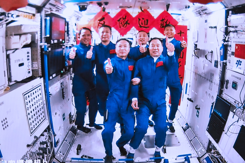 2023年5月30日，在北京航天飛行控制中心拍攝的神舟十五號(hào)航天員乘組與神舟十六號(hào)航天員乘組拍下“全家?！钡漠嬅?。