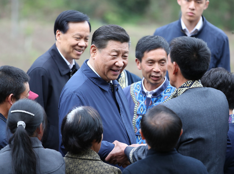 2019年4月15日至17日，中共中央總書記、國家主席、中央軍委主席習(xí)近平在重慶考察，并主持召開解決“兩不愁三保障”突出問題座談會。這是4月15日下午，習(xí)近平在石柱土家族自治縣中益鄉(xiāng)華溪村同村民親切交流。新華社記者 丁海濤 攝