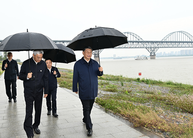 2023年10月10日至13日，中共中央總書記、國家主席、中央軍委主席習近平在江西考察。這是10日下午，習近平在長江國家文化公園九江城區(qū)段考察時，冒雨沿江堤步行察看沿岸風貌。新華社記者 謝環(huán)馳 攝