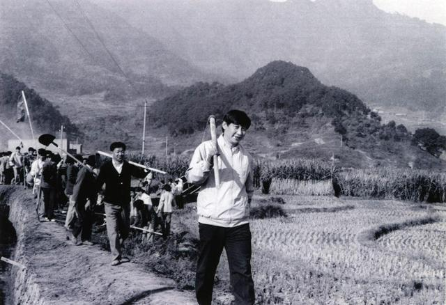 1989年12月2日，時(shí)任中共寧德地委書(shū)記的習(xí)近平帶領(lǐng)地直機(jī)關(guān)千余名干部到寧德縣南漈水利工地參加清溝排障修整水渠勞動(dòng)。新華社發(fā)