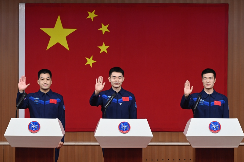 2024年月24日，神舟十八號載人飛行任務(wù)航天員葉光富（中）、李聰（右）、李廣蘇在酒泉衛(wèi)星發(fā)射中心問天閣與媒體記者集體見面。