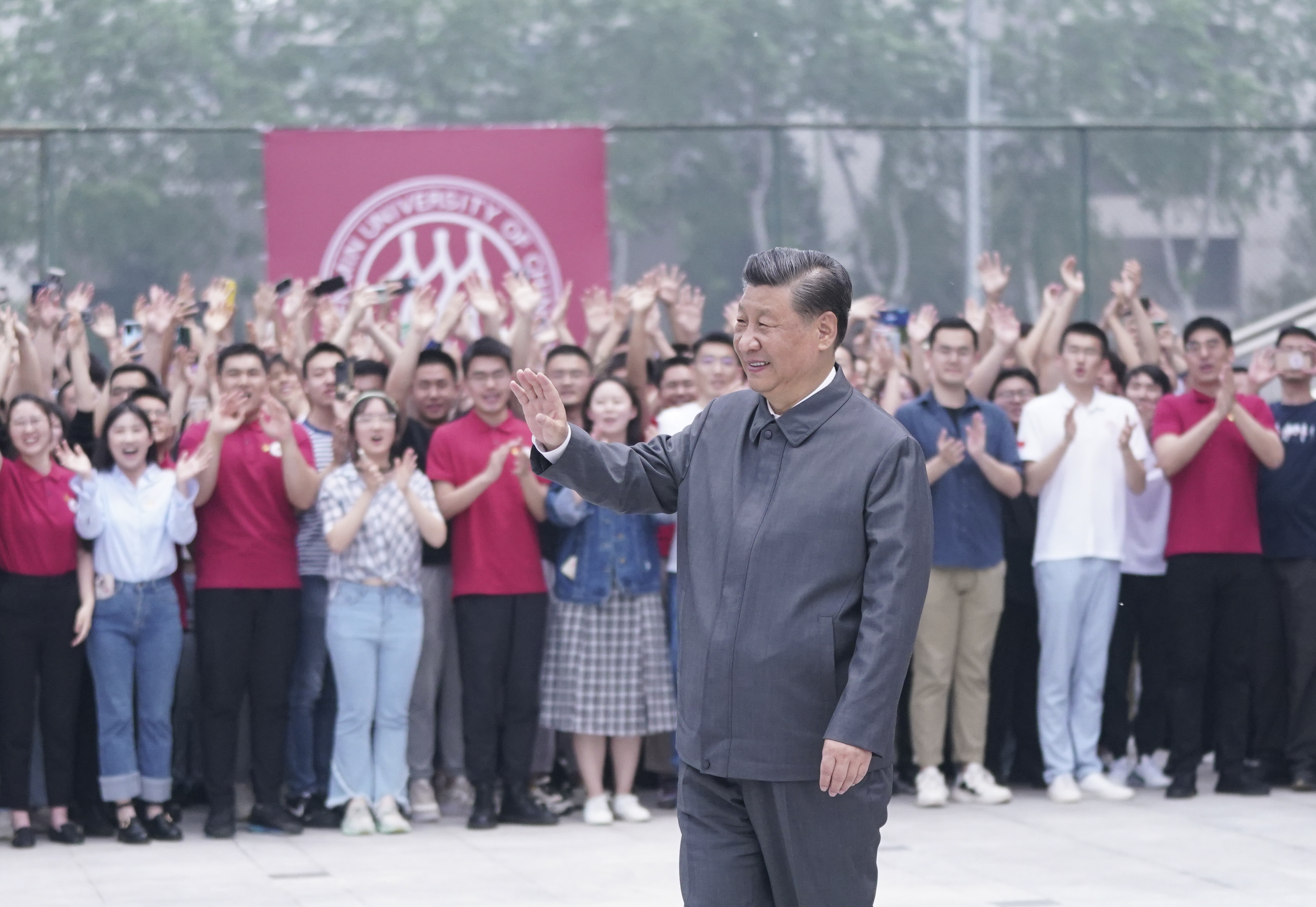 2022年4月25日，習(xí)近平總書記來到中國人民大學(xué)考察調(diào)研。這是習(xí)近平向師生們揮手致意。
