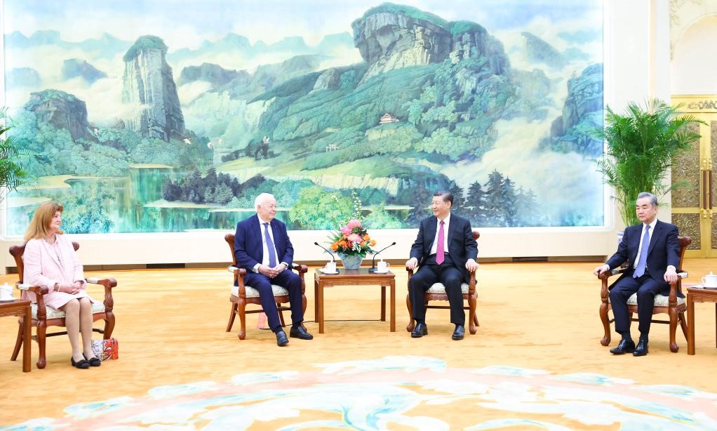 2024年4月8日，國(guó)家主席習(xí)近平在北京人民大會(huì)堂會(huì)見法國(guó)梅里埃基金會(huì)主席梅里埃夫婦。新華社記者 黃敬文 攝