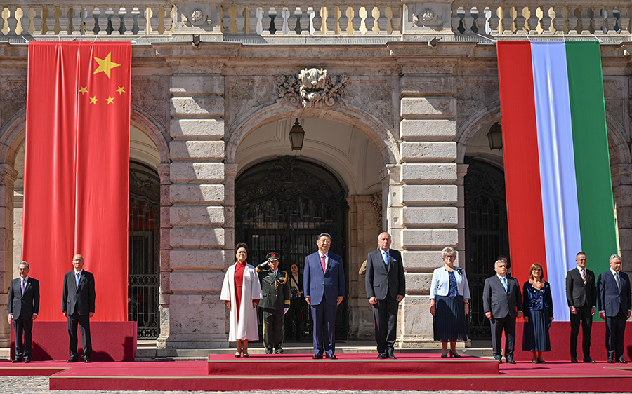當(dāng)?shù)貢r(shí)間5月9日上午，國(guó)家主席習(xí)近平在布達(dá)佩斯出席匈牙利總統(tǒng)舒尤克和總理歐爾班共同舉行的隆重歡迎儀式。新華社記者 謝環(huán)馳 攝