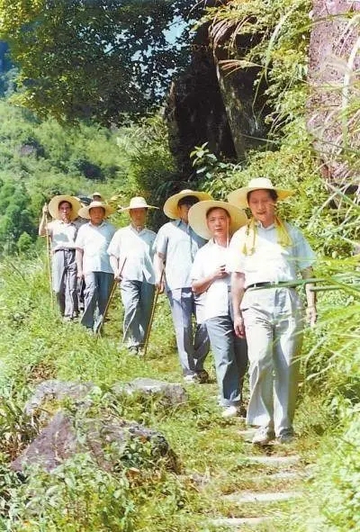 1989年7月，習(xí)近平在壽寧縣山村。