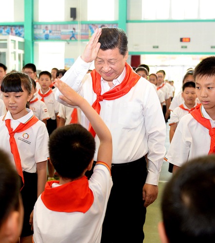 2014年5月30日，習(xí)近平總書記來到北京市海淀區(qū)民族小學(xué)，參加慶?！傲弧眹H兒童節(jié)活動(dòng)。
