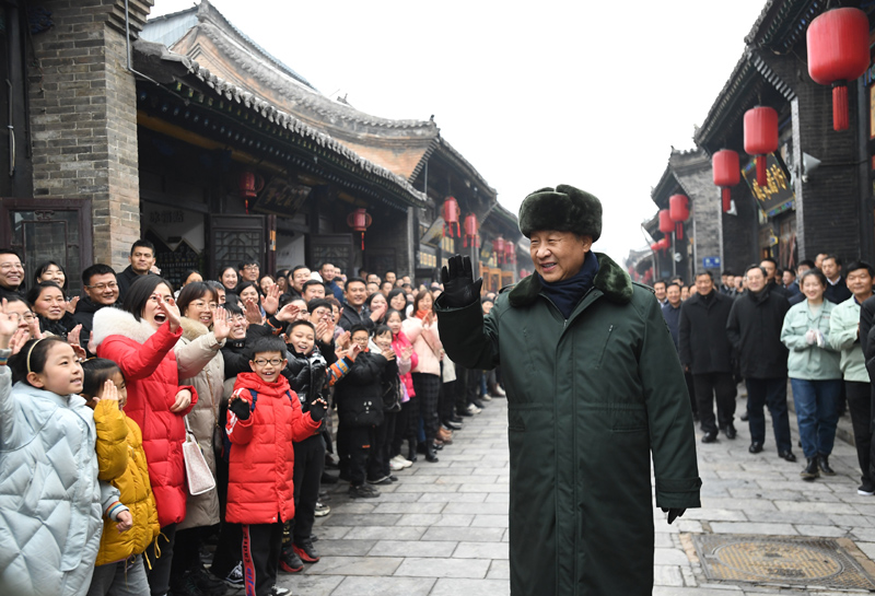 2022年1月27日，習(xí)近平總書記在平遙古城向現(xiàn)場群眾揮手致意。