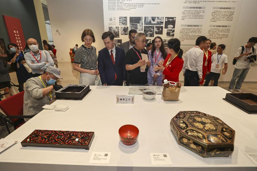 2023年5月28日，北京，推光漆器匠人為駐華使節(jié)展示技藝。