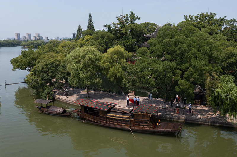 2022年7月27日，南湖紅船?？吭谡憬〖闻d市南湖旅游區(qū)的湖心島旁。