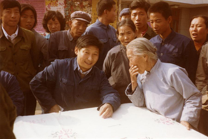 1983年，時任河北正定縣委書記的習近平（前排居中），臨時在大街上擺桌子聽取老百姓意見。
