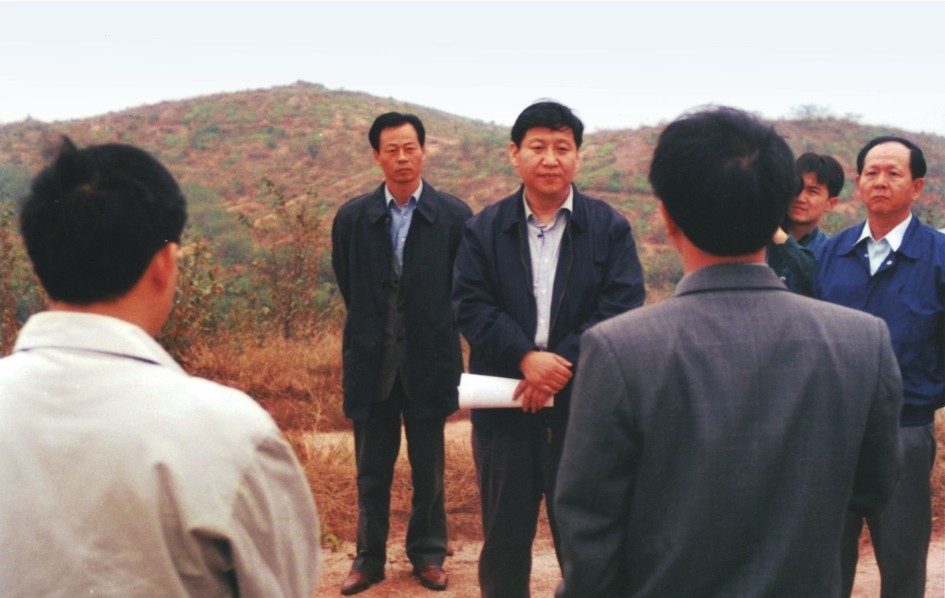 1999年11月，習近平在龍巖市長汀縣河田水土流失治理區(qū)調研。圖源：《習近平在福建（下）》