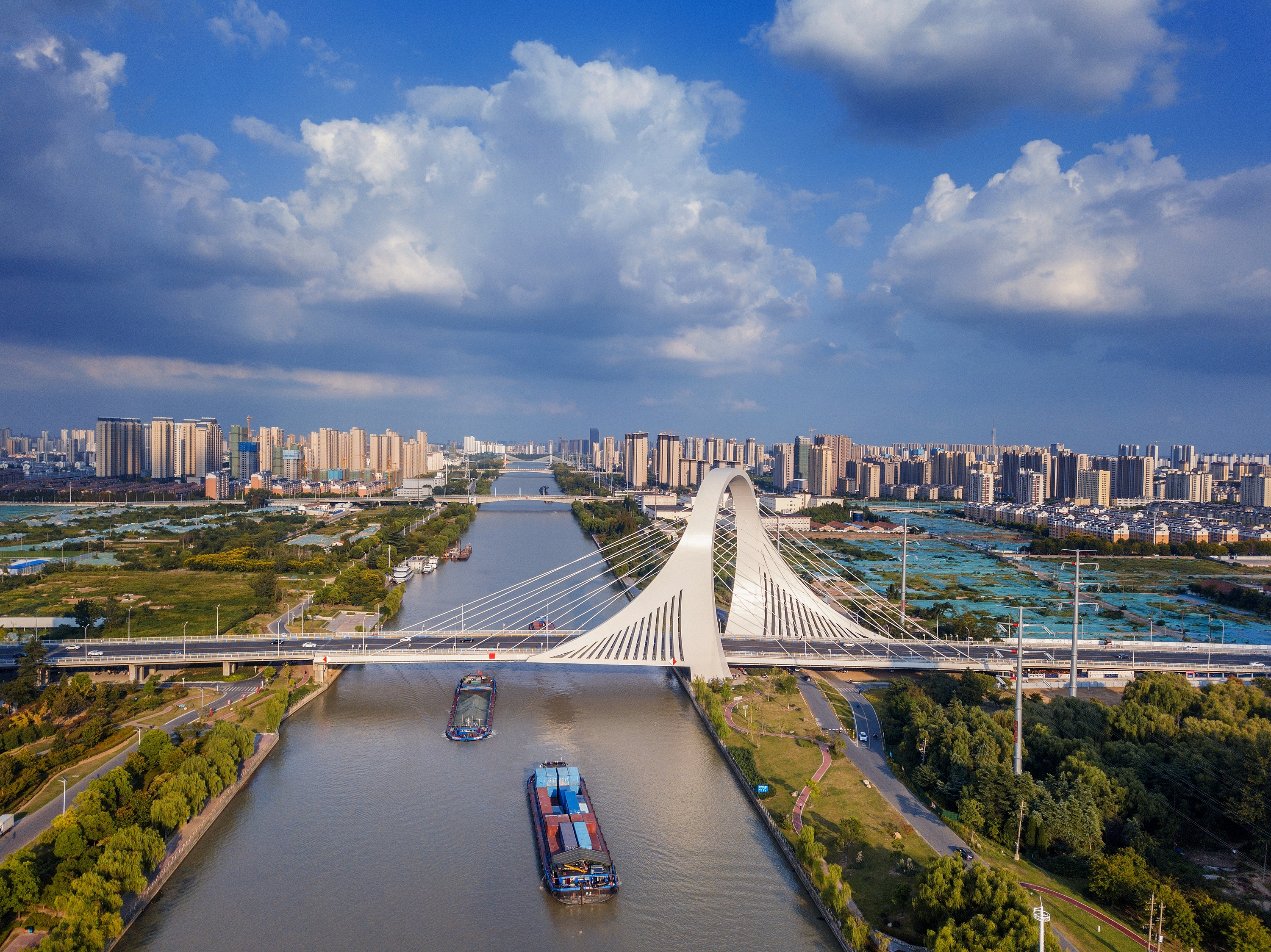 2022年9月12日，幾艘船舶行駛在江蘇淮安運河大橋附近。