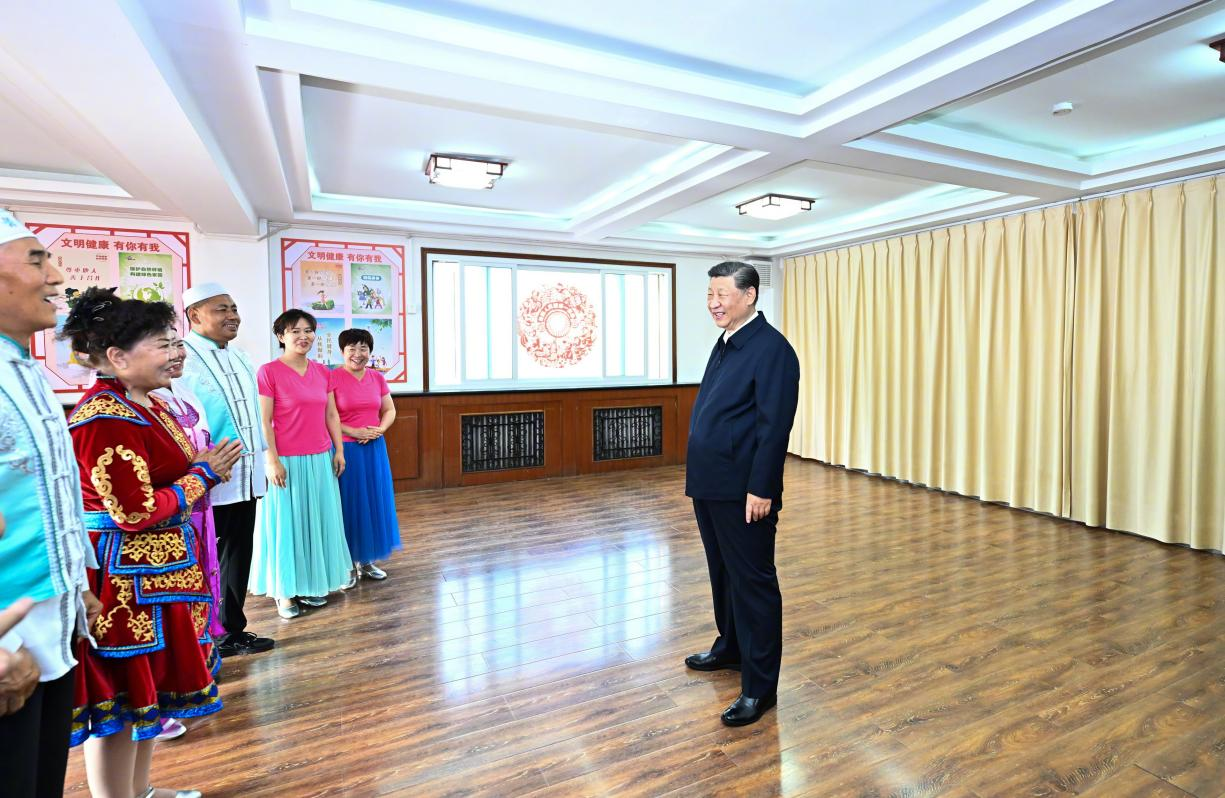 6月19日下午，習(xí)近平總書記在銀川市金鳳區(qū)長城花園社區(qū)活動室考察時，同社區(qū)居民親切交流。