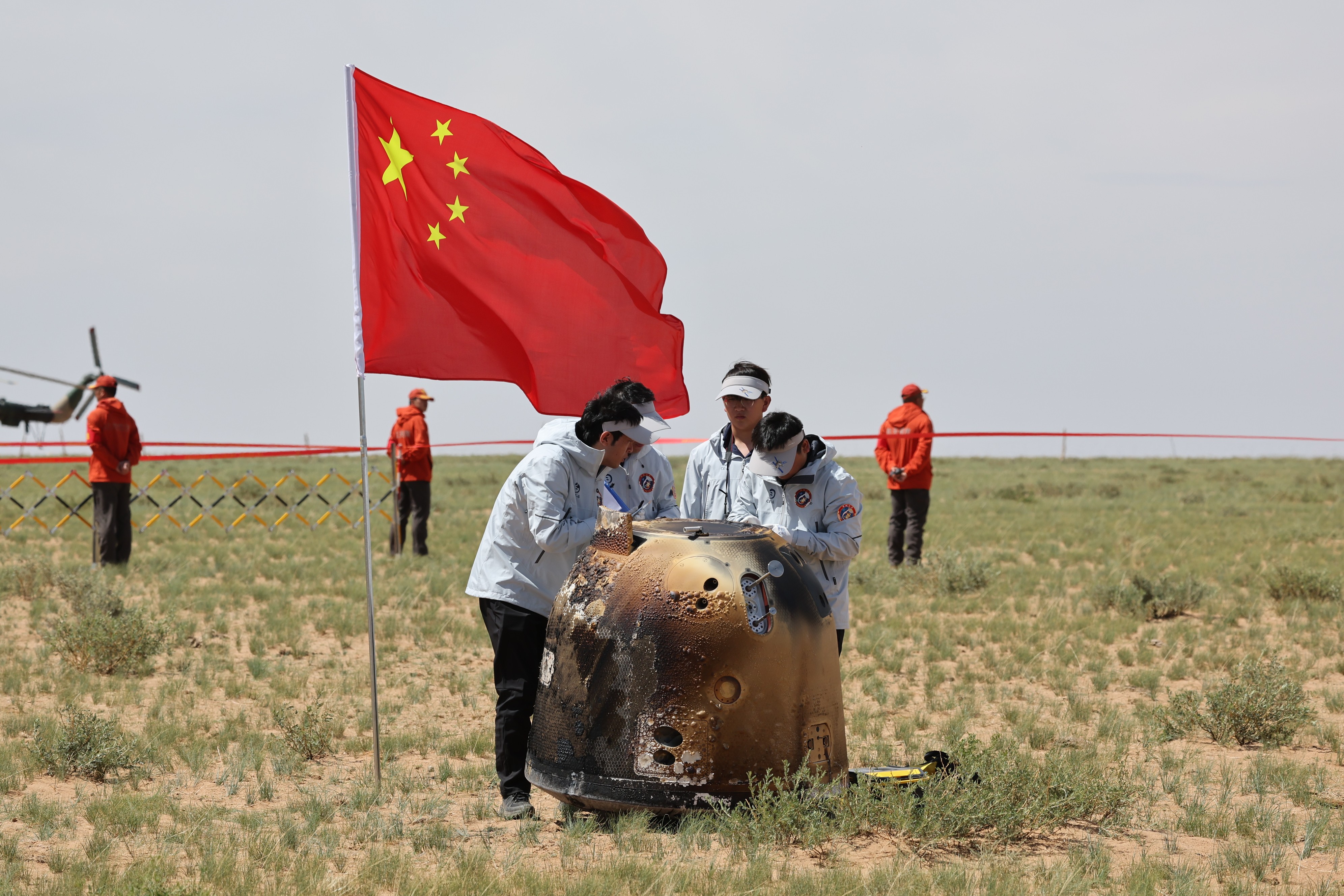6月25日拍攝的嫦娥六號返回器回收現(xiàn)場。