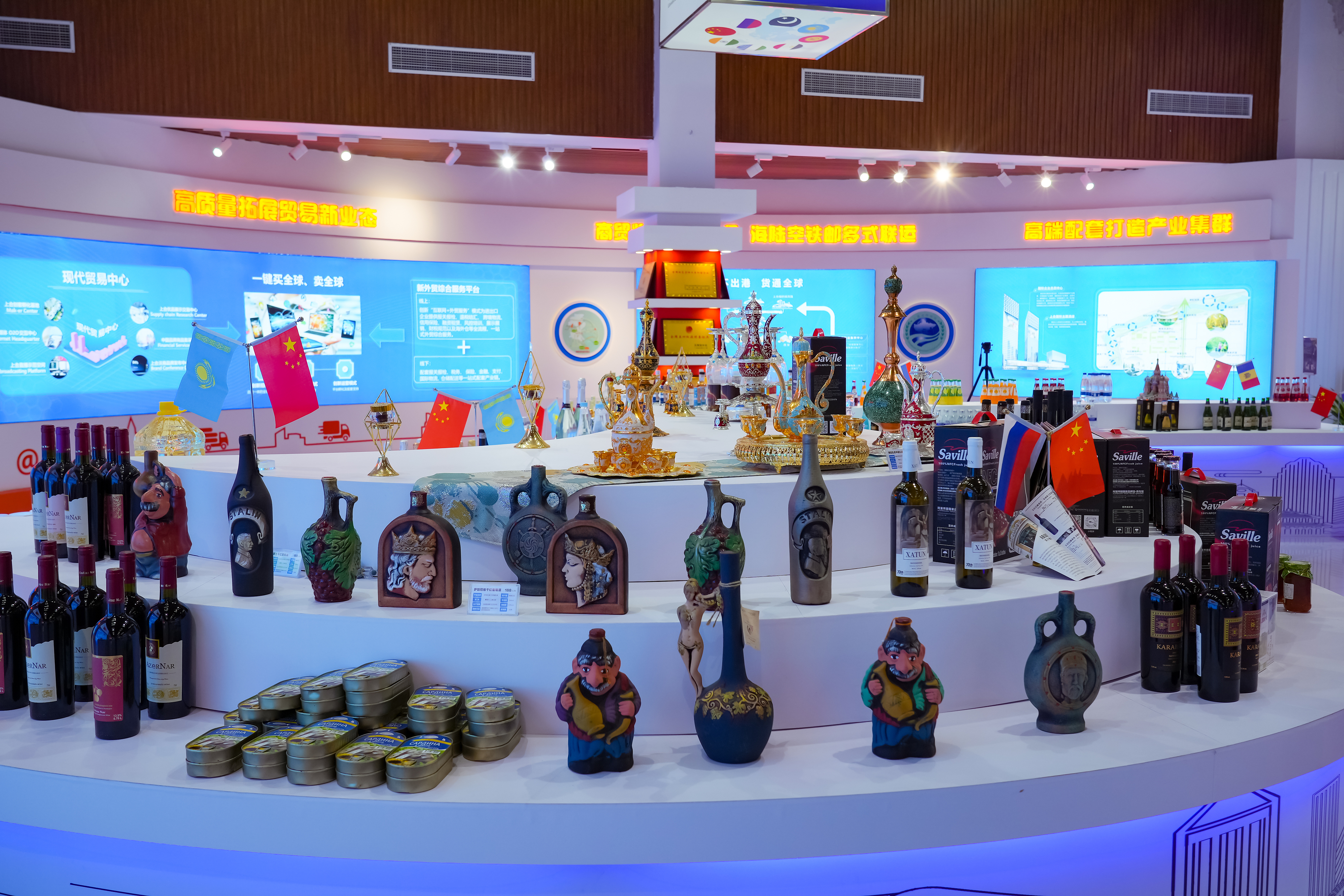 2022年10月19日，青島，上合示范區(qū)展出的上合國家特色商品。