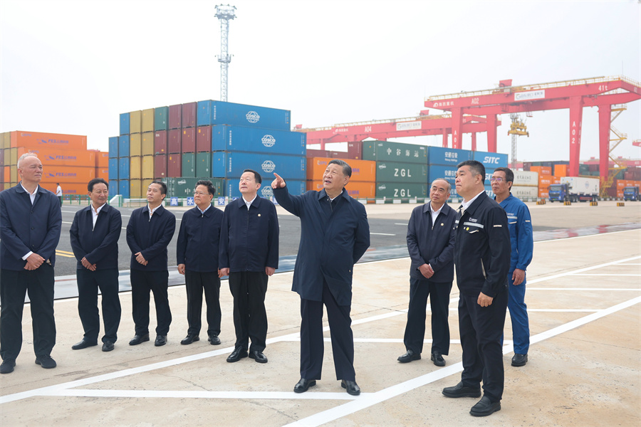 2024年5月22日至24日，中共中央總書記、國家主席、中央軍委主席習(xí)近平在山東考察。這是22日下午，習(xí)近平在日照港察看全自動化集裝箱碼頭作業(yè)場景。新華社記者 鞠鵬 攝