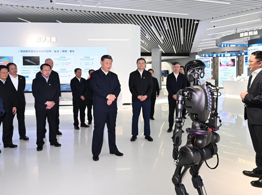 2023年11月28日下午，習近平在浦東新區(qū)張江科學城參觀上?？萍紕?chuàng)新成果展。新華社記者 謝環(huán)馳 攝