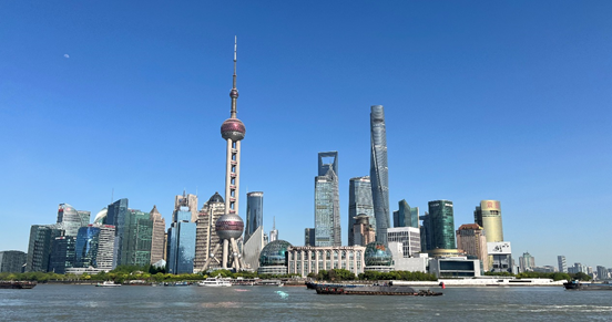 沿蘇州河遠眺陸家嘴城市建筑群。人民網(wǎng) 馬作鵬 攝