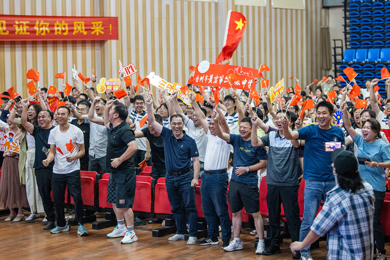 北京時間7月27日，2024年巴黎奧運會首個比賽日，在射擊10米氣步槍混合團體比賽中，中國選手黃雨婷/盛李豪獲得金牌。圖為黃雨婷的母校師生們通過收看奧運直播的方式為她加油助威。
