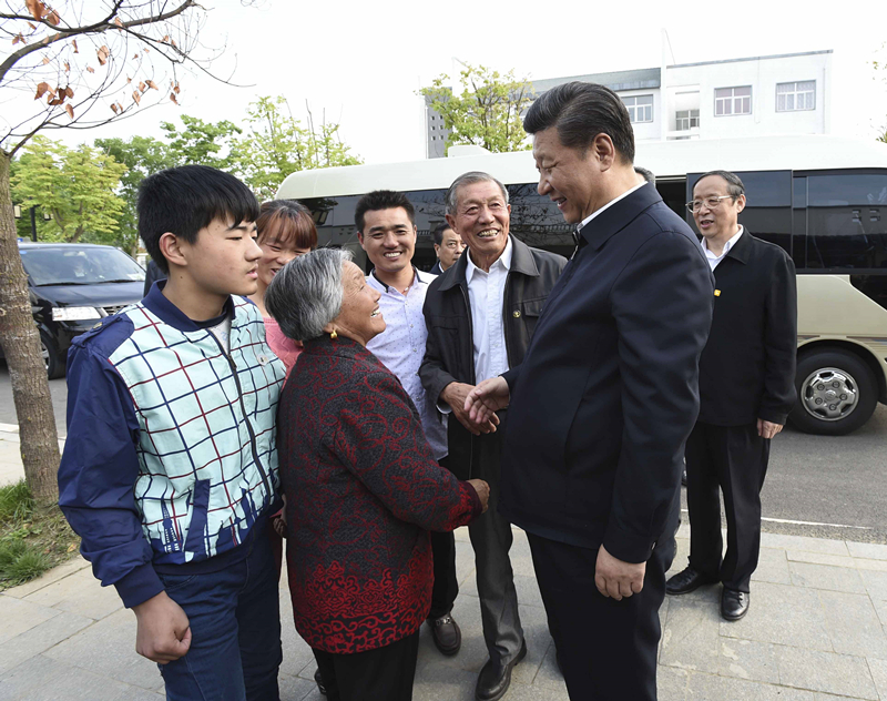 2016年4月25日，習(xí)近平在安徽省滁州市鳳陽縣小崗村看望當(dāng)年大包干帶頭人嚴(yán)金昌（右三）一家。