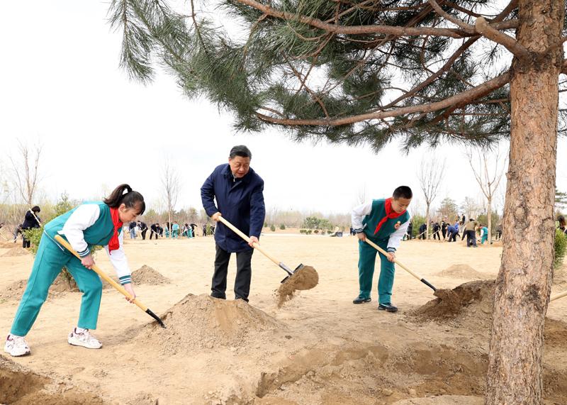 2022年3月，習(xí)近平總書(shū)記來(lái)到北京市大興區(qū)黃村鎮(zhèn)參加首都義務(wù)植樹(shù)活動(dòng)，同大家一起植樹(shù)。新華社記者 黃敬文 攝