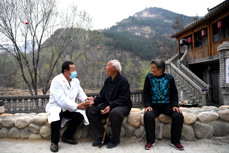 2020年4月15日，在河北阜平縣龍泉關鎮(zhèn)駱駝灣村，村醫(yī)霍建國為村民把脈。