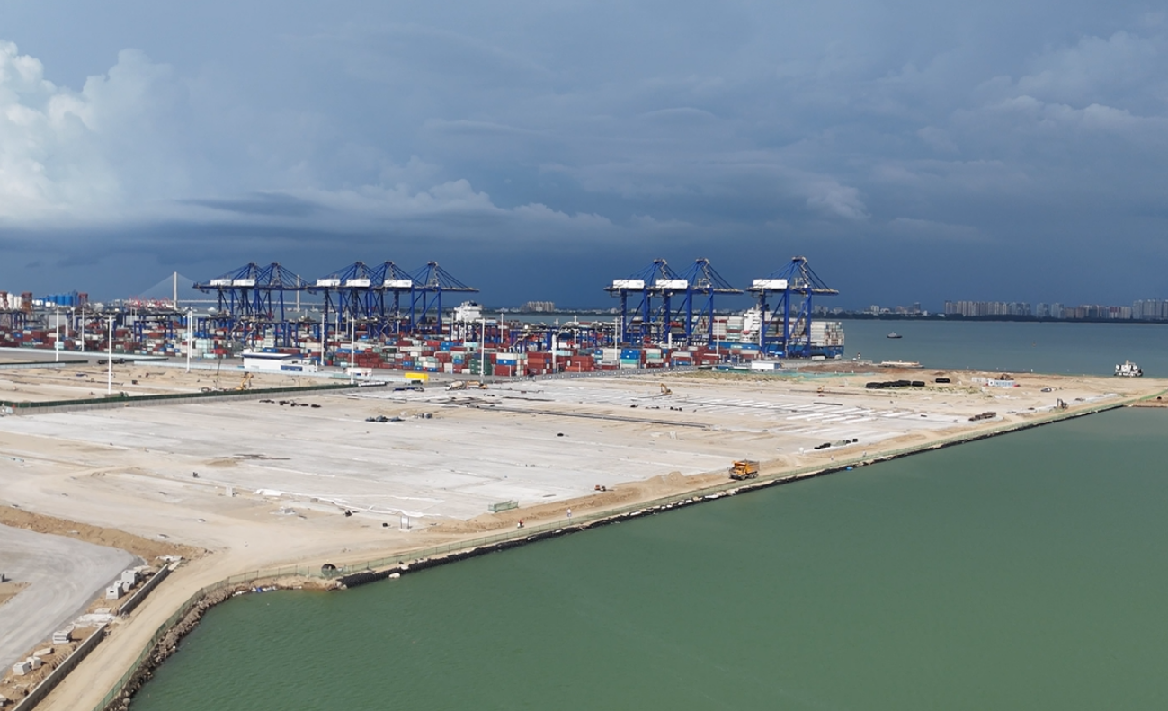 海南洋浦區(qū)域國際集裝箱樞紐港擴建工程項目現(xiàn)場。人民網(wǎng)記者 牛良玉攝