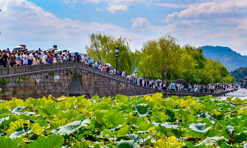 2024年10月4日，杭州西湖景區(qū)迎來國慶假期旅游高峰。