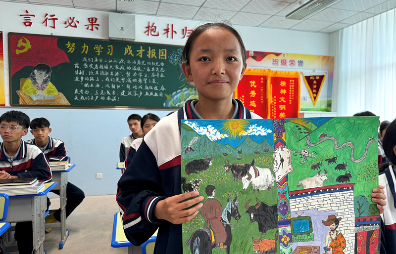 果洛西寧民族中學(xué)學(xué)生尼東拉毛在主題思政課上展示表現(xiàn)現(xiàn)代化家鄉(xiāng)的作品。