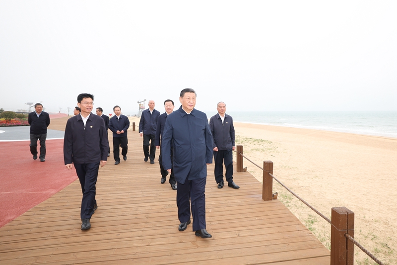 2024年5月22日，習(xí)近平總書記在山東日照陽(yáng)光海岸綠道考察。