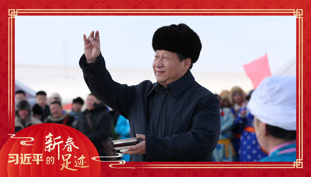 2014年1月27日，習近平總書記在內(nèi)蒙古錫林浩特市寶力根蘇木（鄉(xiāng)）參加冬季那達慕“五畜祈?！眱x式。