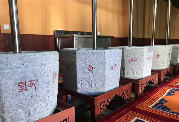 圖為藏醫(yī)院的藏藥加工地。.png