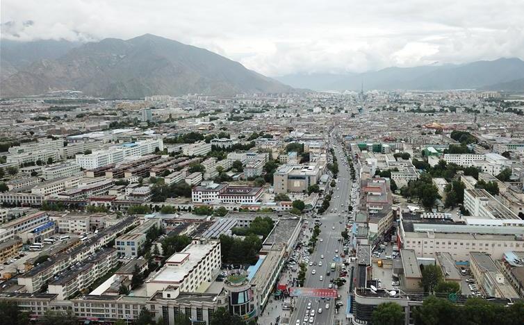 8月10日無人機(jī)拍攝的拉薩城市一景。新華社記者 王益亮 攝.jpg