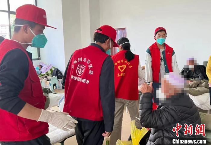 圖為得到妥善安置周到的服務(wù)，患者向志愿者豎起大拇指。　日喀則市委宣傳部供圖