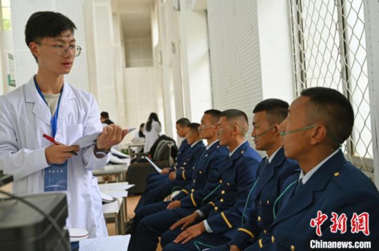 圖為研究團隊成員登記消防員信息?！≮w朗 攝