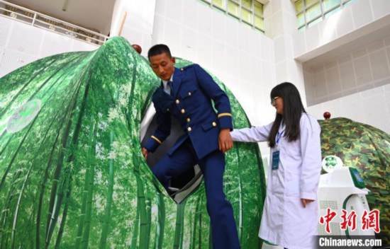 圖為參與完測試，消防員走出高壓氧倉。　趙朗 攝