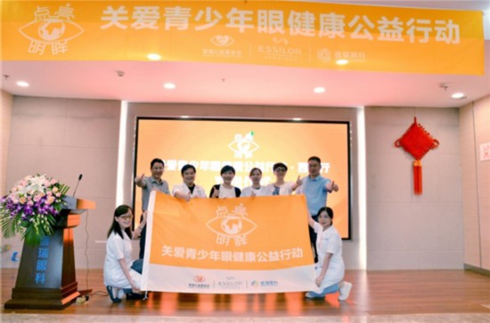 “點亮明眸”援藏斜視手術醫(yī)生楊英:穿上戰(zhàn)袍去戰(zhàn)斗