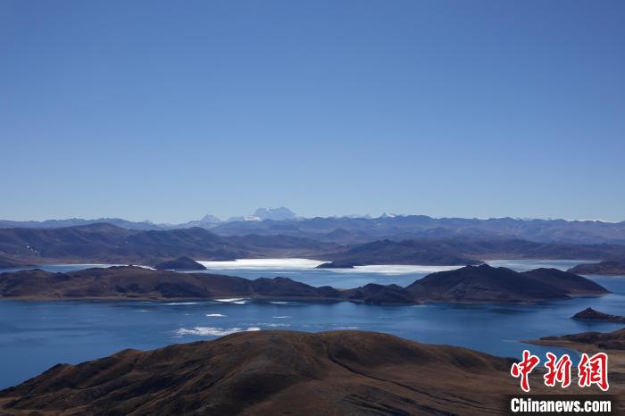 圖為從海拔約5000米的魯日拉觀景臺俯瞰羊湖?！∪轿木?攝